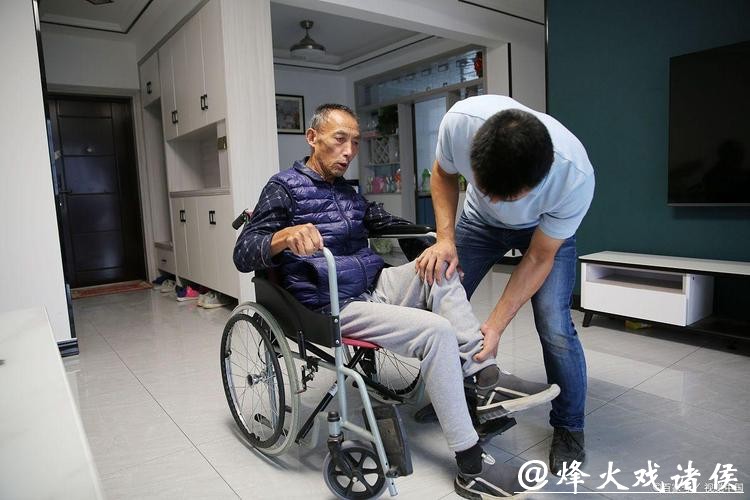 高位截瘫八年的他，用意念写下“福”字，祝福让他“重拾自由”的工程师们