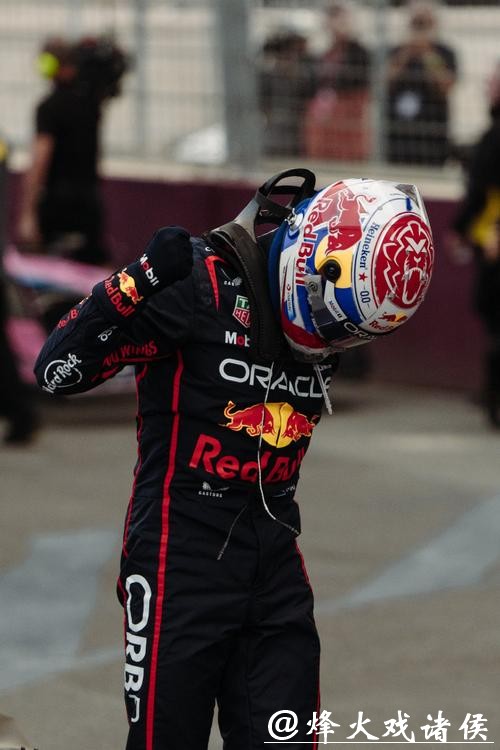 F1阿塞拜疆站:维斯塔潘杆位夺冠 塞恩斯登台 F1阿塞拜疆站:维斯塔潘杆位夺冠 塞恩斯登台